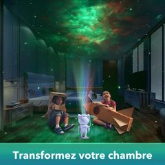 Des enfants jouent dans une pièce éclairée par le projecteur astronaute