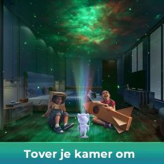 Kinderen spelen in een kamer die de astronaut projector verlicht