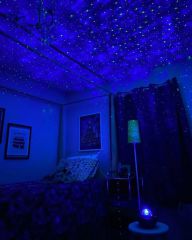 Blaues Sternenfeld, projiziert in ein Schlafzimmer