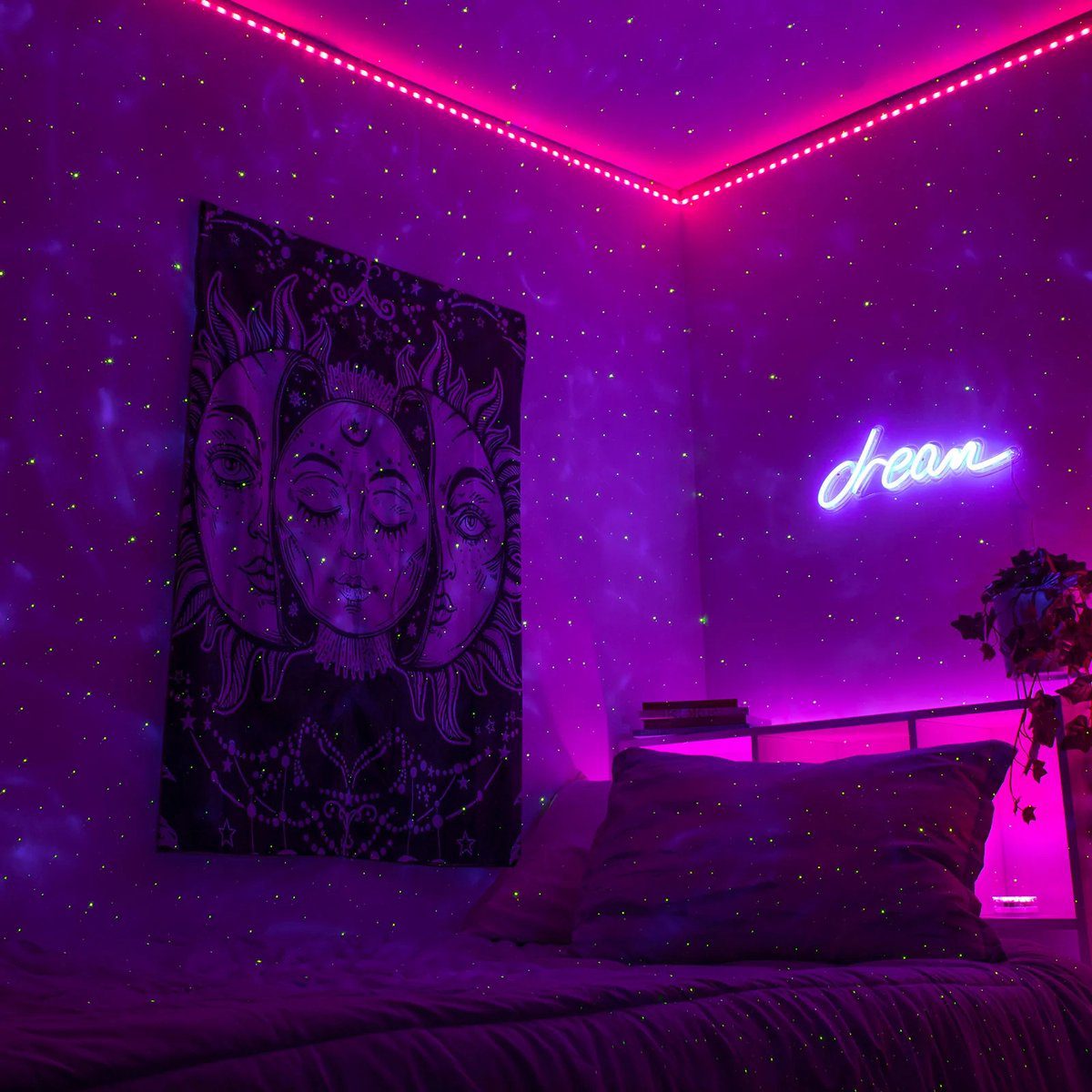 Ein Schlafzimmer, beleuchtet von einem projizierten lila Nebel