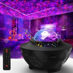 Galaxy Projektor auf einem Tisch in einem lila Zimmer, die Fernbedienung daneben