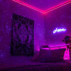 Galaxy-Projektion in einem Zimmer mit Neonlichtern an der Wand