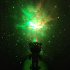 Grüner und blauer Nebel an die Decke projiziert