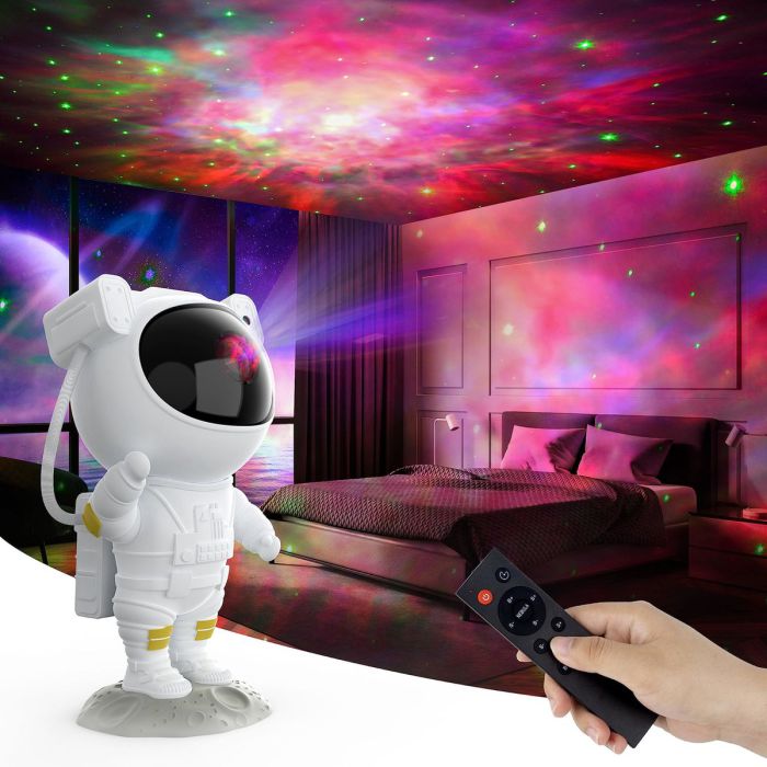 Astronaut-Galaxieprojektor, der eine blau-violette Galaxie in ein Schlafzimmer projiziert