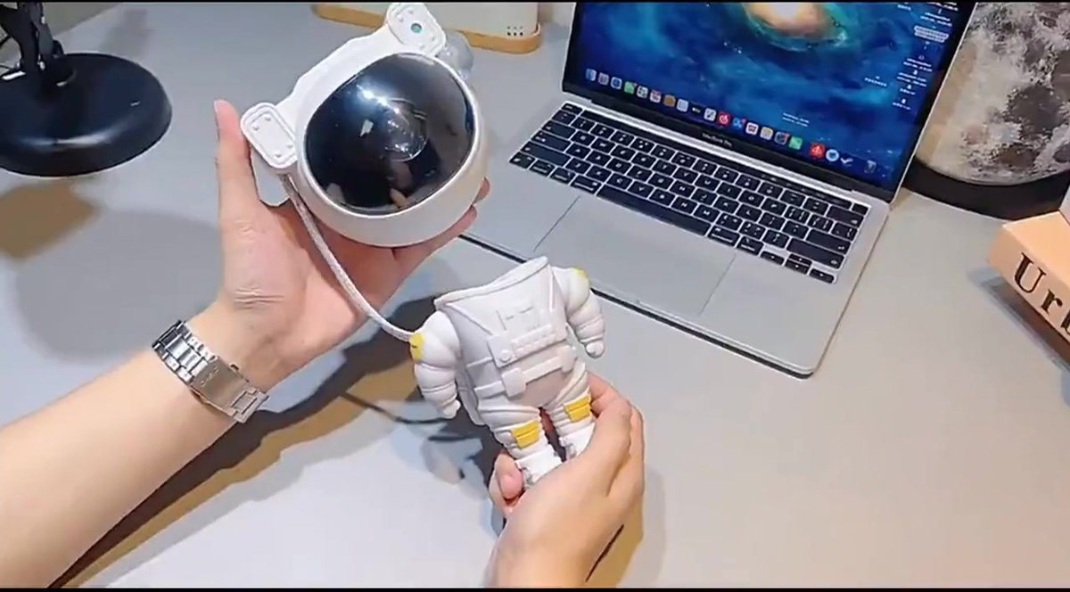 Astronaut-Projektor, der einen Raum in eine Galaxie verwandelt
